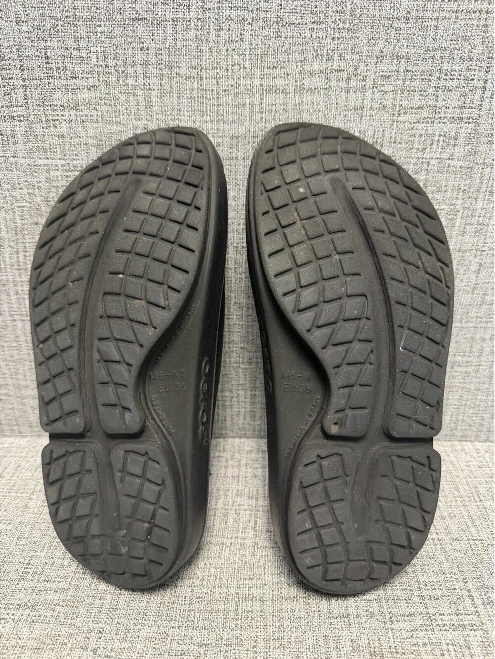 OOFOS Men's Black/White OOahh Sport Recovery Slides M5 W7 EU 38